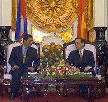 Hun Sen holds talks with Vietnamese premier in Hanoi